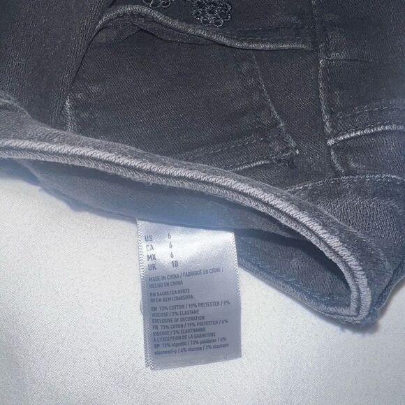 AMERICAN EAGLE BLACK DENIM SHORTS WITH EMBROIDERED DESIGN- size 6 NWT - Picture 6 of 6